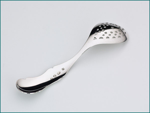 Zilveren strooi/fruitlepeltje met gravering uit 1867-4480