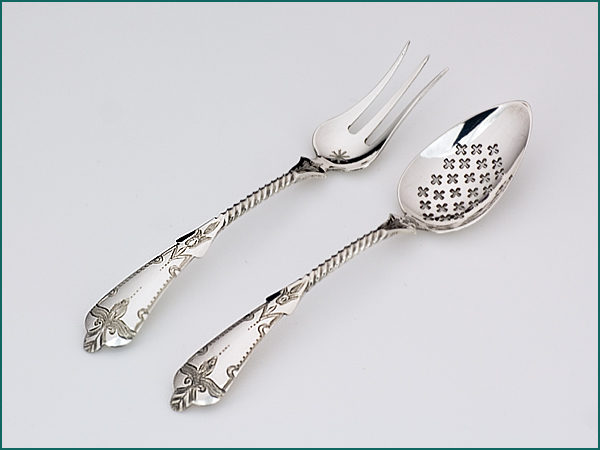 Zilveren zuurcouvertje met gravering gemaakt tussen 1882-1904-0