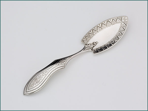 Zilveren petitfourschepje met gravering uit 1885-0