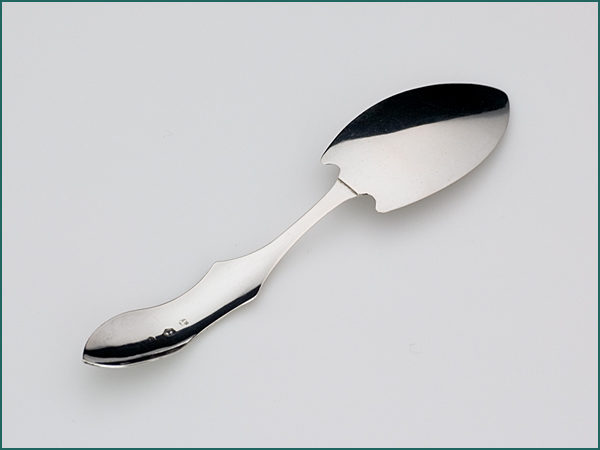 Zilveren petitfourschepje met gravering uit 1885-6119