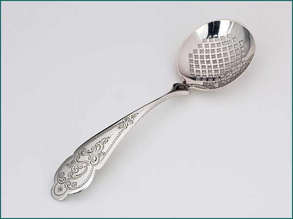 Zilveren strooilepeltje met gravering uit 1882-0