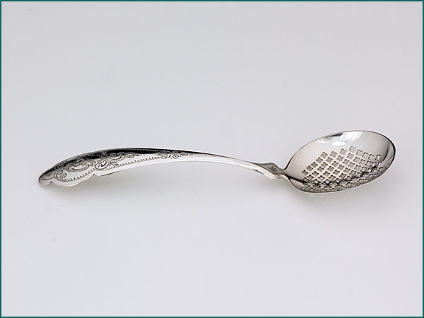 Zilveren strooilepeltje met gravering uit 1882-5352