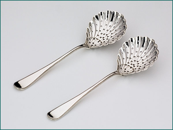 Een stel zilveren natfruitlepels met parelrand uit 1898/99-6882