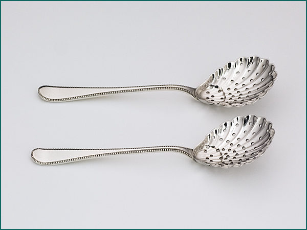 Een stel zilveren natfruitlepels met parelrand uit 1898/99-6884