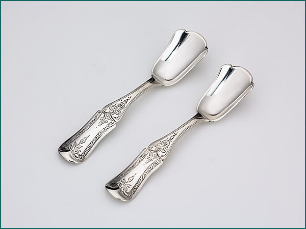 Een stel zilveren specerijschepjes met gravering uit 1883-0