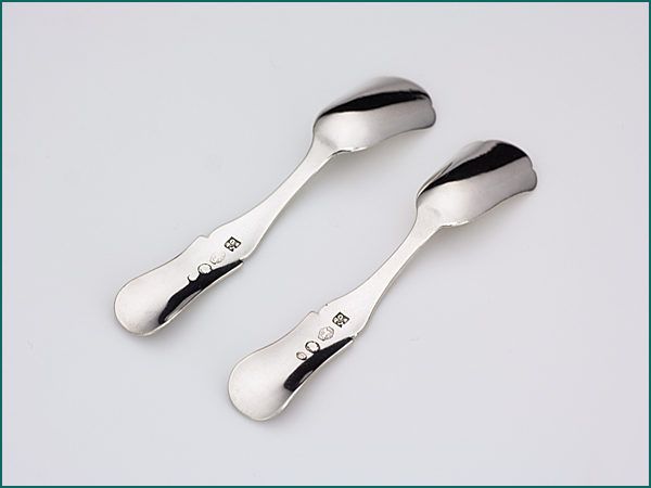 Een stel zilveren specerijschepjes met gravering uit 1883-5959