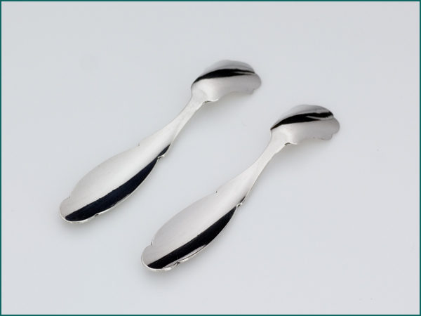 Een stel zilveren specerijschepjes met gravering 1862-1882-6039