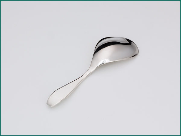 Zilveren suikerschep met gehamerde steel 1906-1953-5741