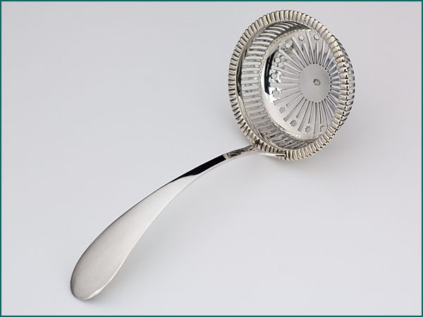 Zilveren suikerstrooilepel uit 1828-0