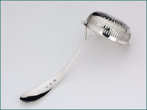 Zilveren suikerstrooilepel uit 1828-6451