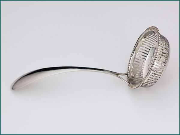 Zilveren suikerstrooilepel uit 1828-6452