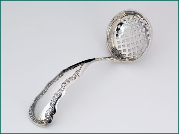 Zilveren suikerstrooilepel met gravering uit 1867-0