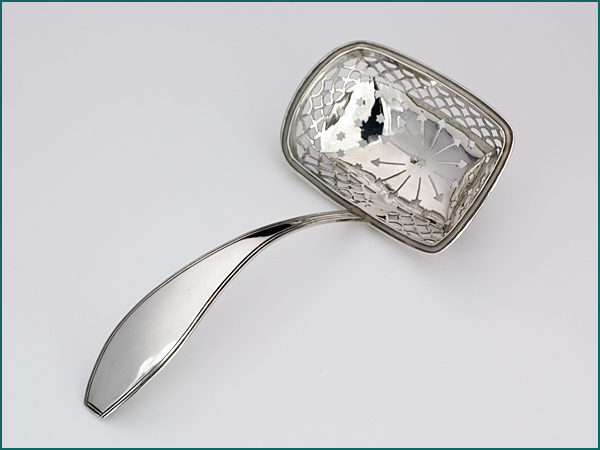 Zilveren suikerstrooilepel uit 1827-0