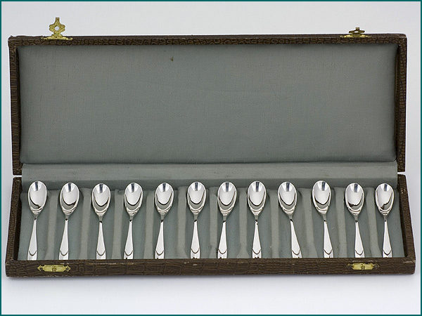 12 zilveren mokkalepeltjes in etui gemaakt tussen 1926-1953-0