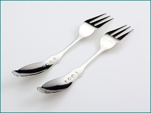 Een stel zuurvorkjes met gravering uit 1872-3534