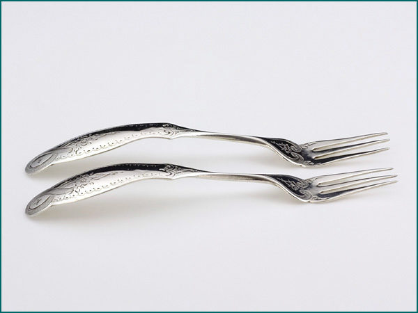 Een stel zuurvorkjes met gravering uit 1872-3535