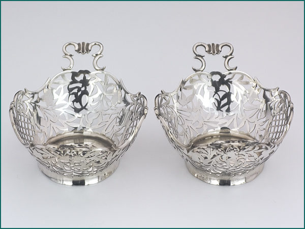 Een stel zilveren bonbonmandjes uit 1914-4724