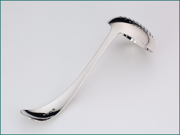 Zilveren dubbelrond suikerstrooilepel uit 1906-4952