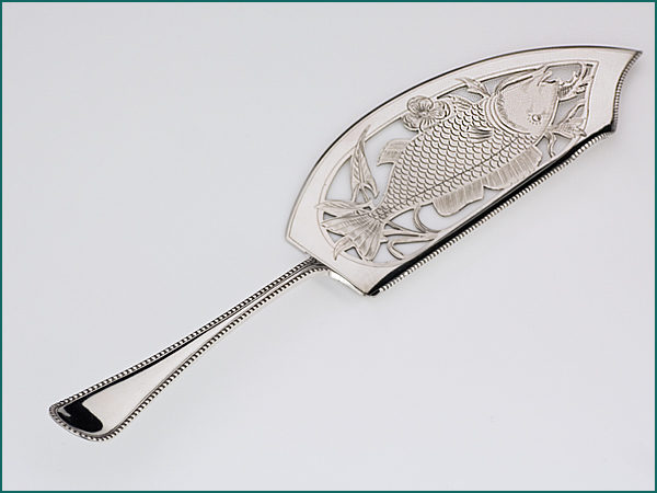 Zilveren visdienschep met parelrand uit 1920-0