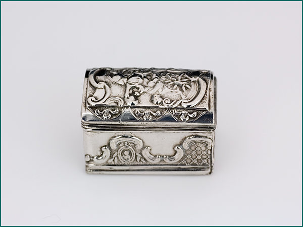 Zilveren koffervormig doosje uit 1797-6208