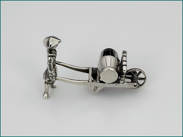 Zilveren miniatuur man met handkar 1864-1900-8813