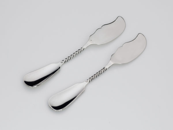 Stel zilveren (kruiden)botermesjes met parelrand 1906-1953-10169