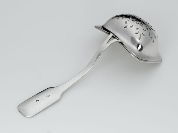 Zilveren suikerstrooilepel uit 1832 -11486