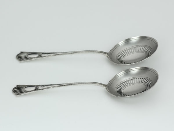 Stel zilveren strooi/natfruitlepeltjes model luxe parelrand in etui 1906-1924-12175