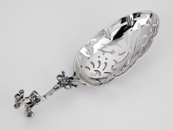Zilveren suikerstrooilepel uit 1765 (Utrecht)-0