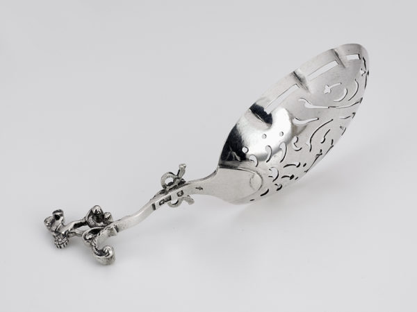 Zilveren suikerstrooilepel uit 1765 (Utrecht)-12654