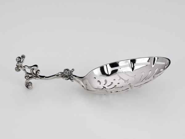 Zilveren suikerstrooilepel uit 1765 (Utrecht)-12656