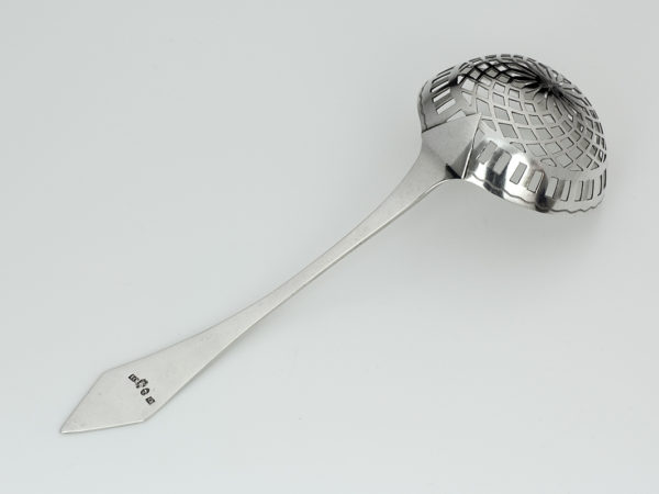 Zilveren suikerstrooilepel 1807-1809 (Den Haag)-12649