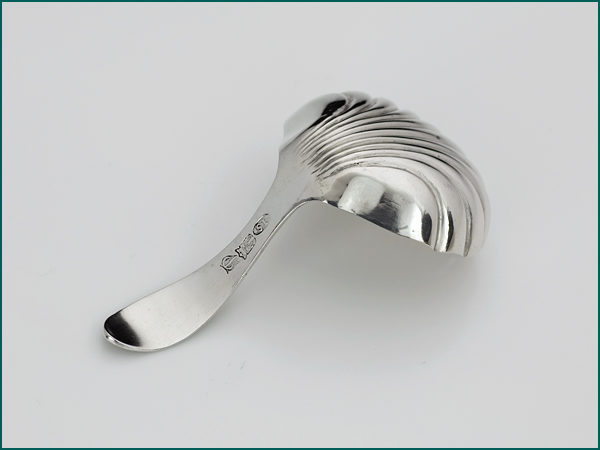 Zilveren theeschepje met gravering uit 1796 (Rotterdam)-12754