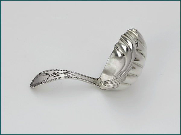 Zilveren theeschepje met gravering uit 1796 (Rotterdam)-12755