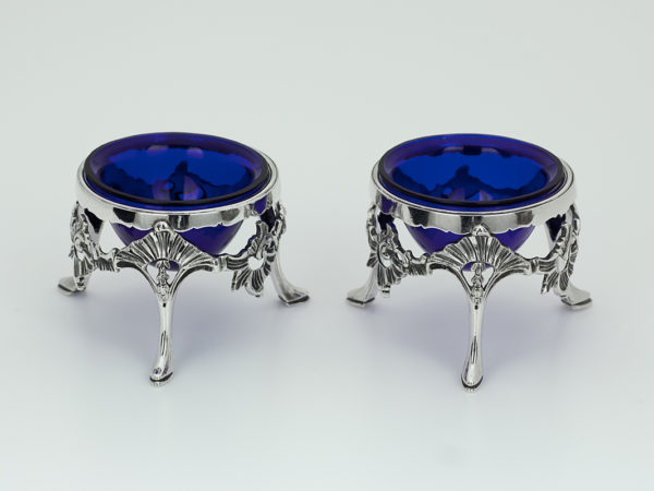 Een stel zeldzame zilveren zoutenvaten met blauw glas uit Weert ca. 1775-0