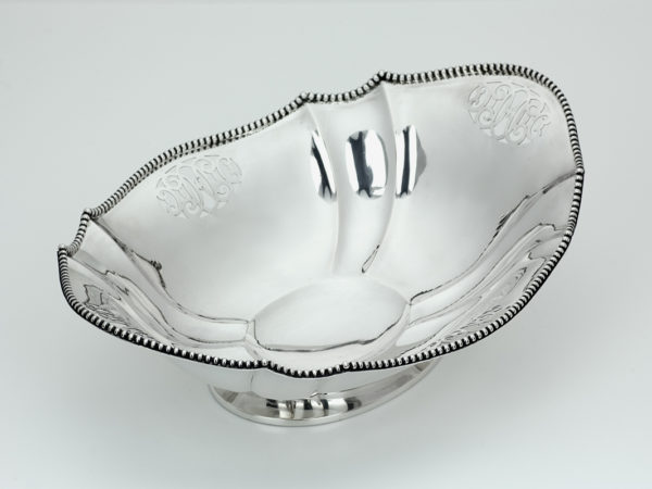 Zilveren opengewerkte schaal met parelrand uit 1930-12953