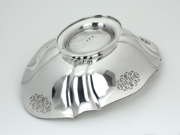 Zilveren opengewerkte schaal met parelrand uit 1930-12951