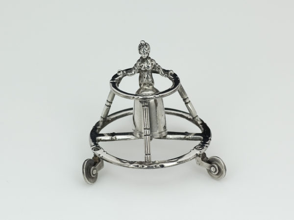 Zilveren miniatuur kind in looprek 1728-1734-12988