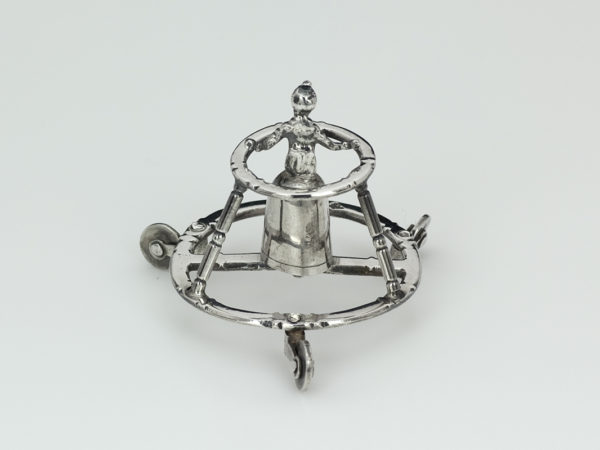 Zilveren miniatuur kind in looprek 1728-1734-0