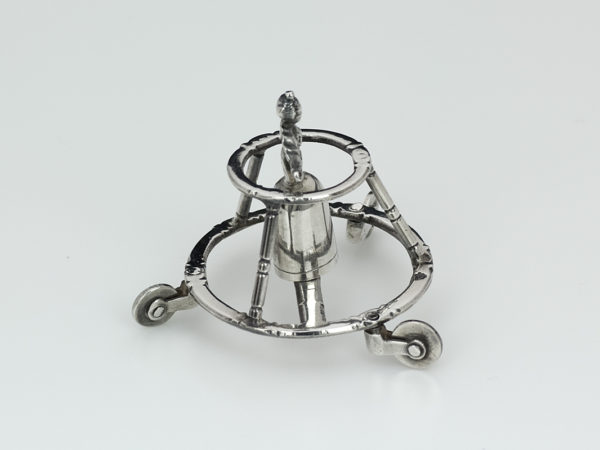 Zilveren miniatuur kind in looprek 1728-1734-12991