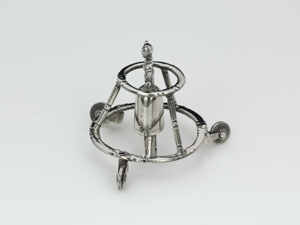 Zilveren miniatuur kind in looprek 1728-1734-12987