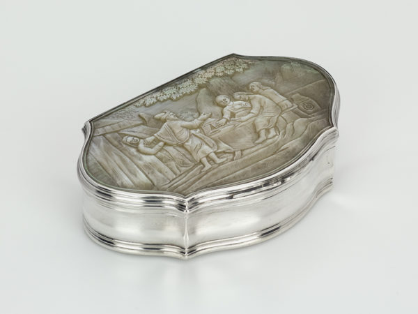 Zilveren tabaksdoos met parelmoer deksel uit 1762-13144