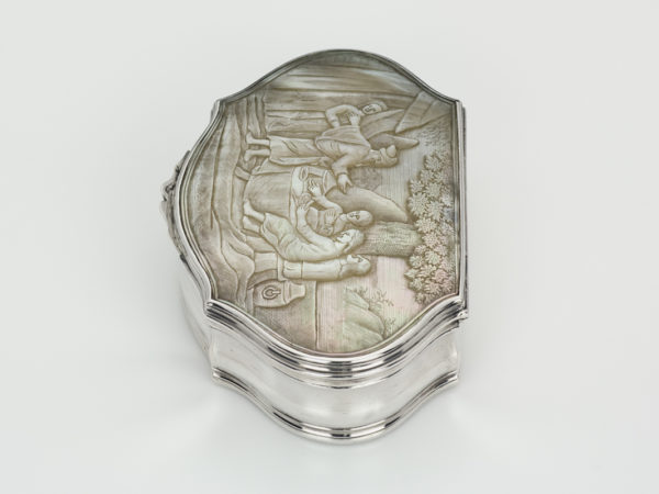 Zilveren tabaksdoos met parelmoer deksel uit 1762-13143