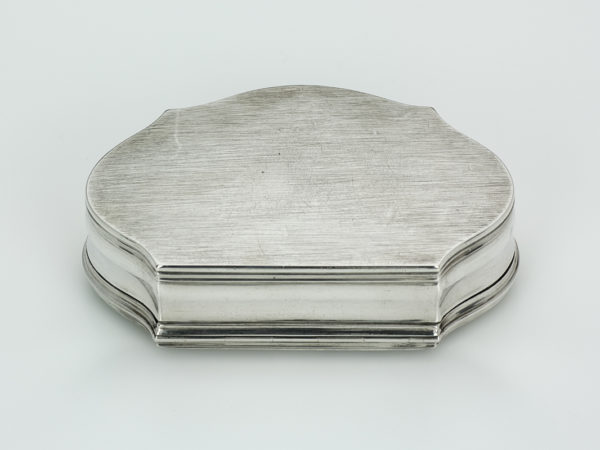 Zilveren tabaksdoos met parelmoer deksel uit 1762-13142