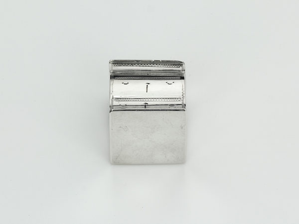 Zilveren loddereindoosje in de vorm van een secretaire 1883-1904-13278