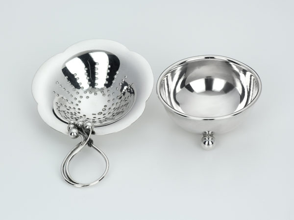 Zilveren theezeef op lekbakje uit 1942-13226