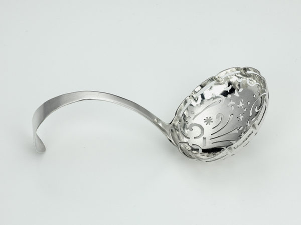 Zilveren suikerstrooilepel 1759 of 1783 (Utrecht)-13298