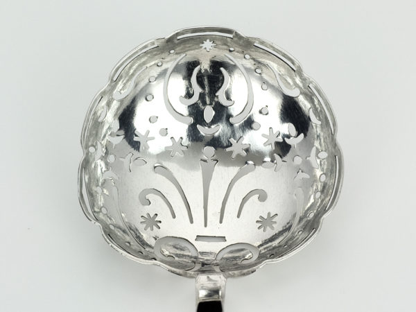 Zilveren suikerstrooilepel 1759 of 1783 (Utrecht)-13296