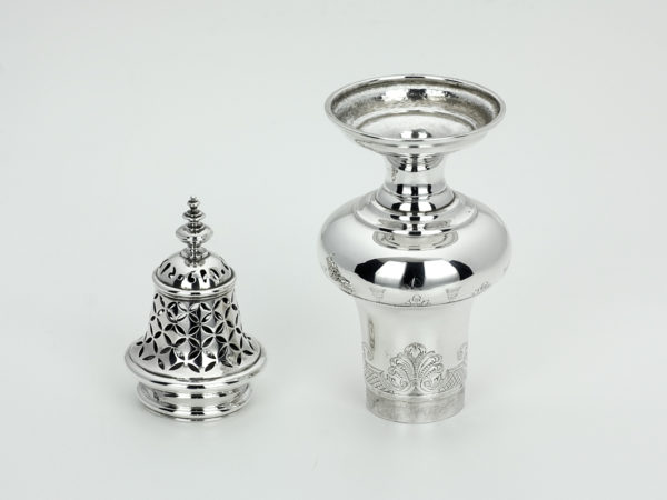 Zilveren strooibus uit 1745-13301