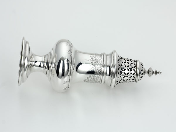 Zilveren strooibus uit 1745-13302